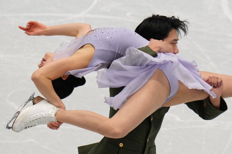 [베이징=AP/뉴시스] 임해나와 권예가 23일(현지 시간) 중국 베이징에서 열린 2026 국제빙상경기연맹(ISU) 피겨 스케이팅 사대륙선수권대회 아이스댄스 프리댄스 연기를 펼치고 있다. 임해나와 권예는 15개 조 중 최종 6위를 기록했다. 2026.01.24.