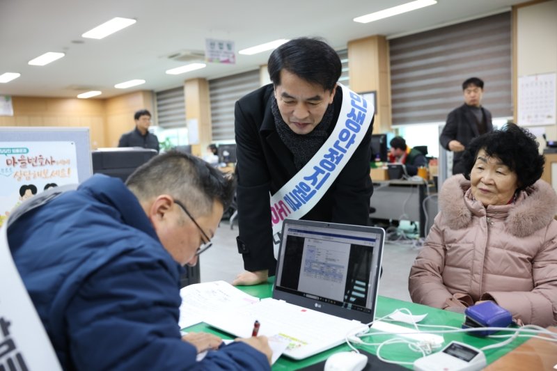 민생안정지원금 신청이 시작된 26일 오전 최재형 보은군수가 보은읍행정복지센터를 찾아 접수를 돕고 있다. (보은군 제공. 재판매 및 DB금지) /뉴스1