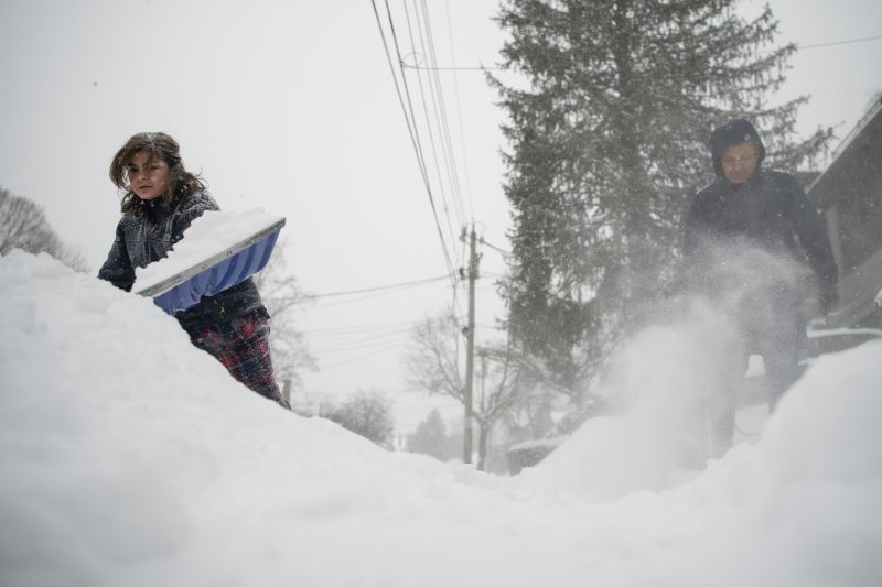 [신시내티=AP/뉴시스] 25일(현지 시간) 미국 신시내티 주택가에서 주민들이 제설작업을 하고 있다. 2026.01.26.
