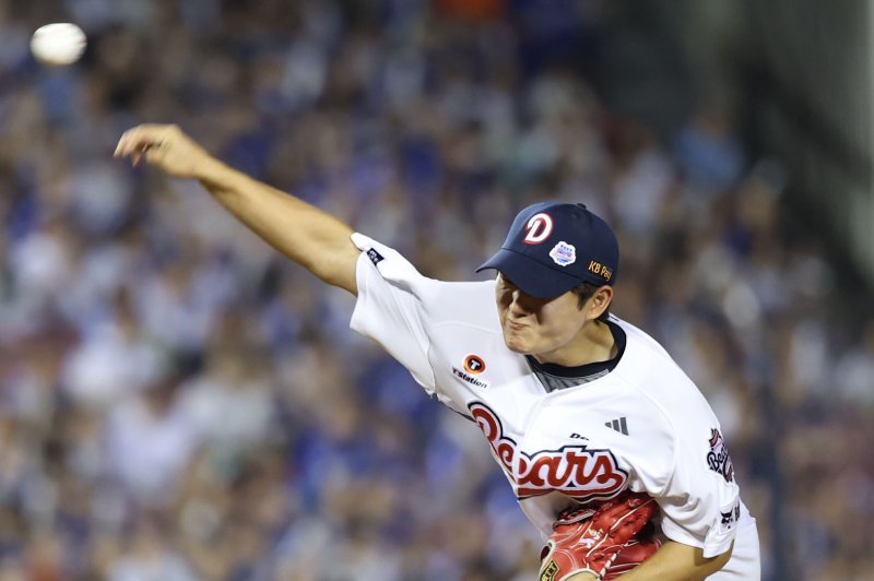 [서울=뉴시스] 권창회 기자 = 28일 서울 송파구 잠실야구장에서 열린 KBO리그 두산 베어스와 삼성라이온즈의 경기, 9회 초 두산 김택연이 역투하고 있다. 2025.08.28. kch0523@newsis.com