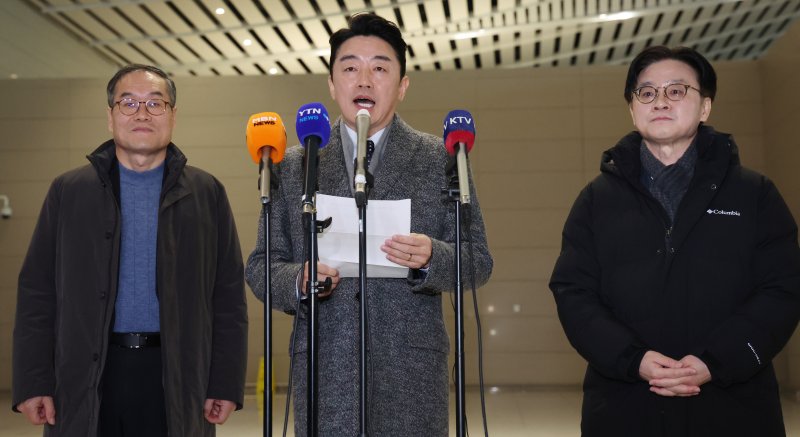 강훈식 대통령비서실장, 김정관 산업통상부 장관, 이용철 방위사업청장이 26일 오전 인천공항에서 잠수함 사업 등 방산협력 논의를 위해 캐나다로 출국에 앞서 인터뷰를 하고 있다. 2026.1.26/뉴스1 ⓒ News1 김명섭 기자