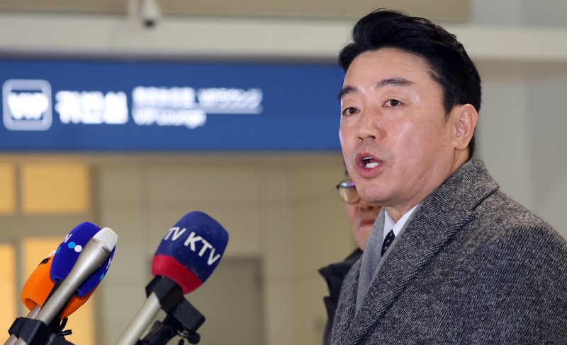 강훈식 대통령비서실장이 26일 오전 인천공항에서 잠수함 사업 등 방산협력 논의를 위해 캐나다로 출국에 앞서 인터뷰를 하고 있다. 2026.1.26/뉴스1 ⓒ News1 김명섭 기자