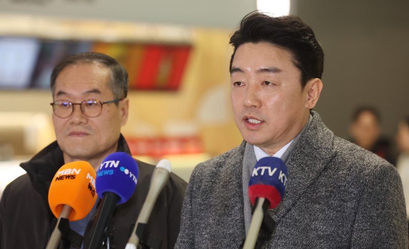 강훈식 대통령비서실장, 이용철 방위사업청장이 26일 오전 인천공항에서 잠수함 사업 등 방산협력 논의를 위해 캐나다로 출국에 앞서 인터뷰를 하고 있다. 2026.1.26/뉴스1 ⓒ News1 김명섭 기자