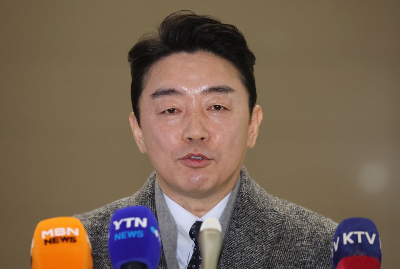 강훈식 대통령비서실장이 26일 오전 인천공항에서 잠수함 사업 등 방산협력 논의를 위해 캐나다로 출국에 앞서 인터뷰를 하고 있다. 2026.1.26/뉴스1 ⓒ News1 김명섭 기자