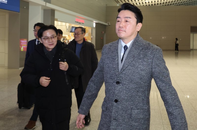 강훈식 대통령비서실장과 김정관 산업통상부 장관이 26일 오전 인천공항에서 잠수함 사업 등 방산협력 논의를 위해 캐나다로 출국하고 있다. 2026.1.26/뉴스1 ⓒ News1 김명섭 기자