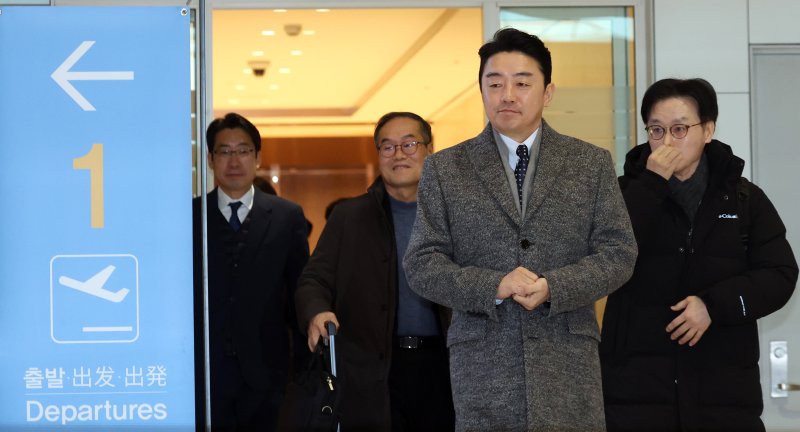 강훈식 대통령비서실장, 김정관 산업통상부 장관, 이용철 방위사업청장이 26일 오전 인천공항에서 잠수함 사업 등 방산협력 논의를 위해 캐나다로 출국하고 있다. 2026.1.26/뉴스1 ⓒ News1 김명섭 기자