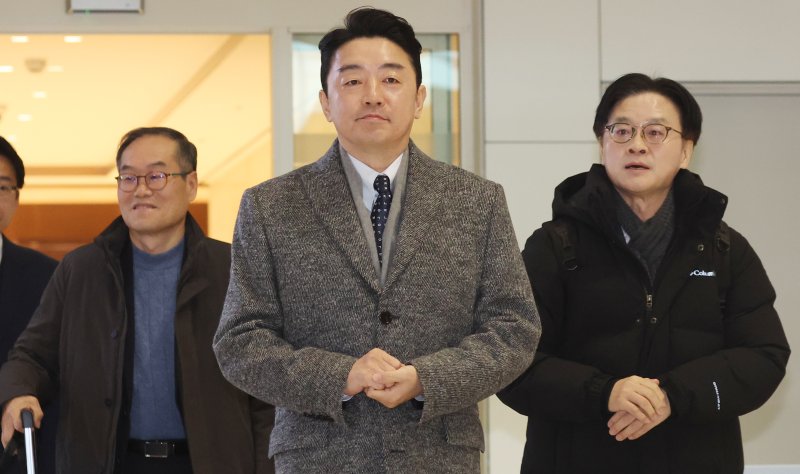 강훈식 대통령비서실장, 김정관 산업통상부 장관, 이용철 방위사업청장이 26일 오전 인천공항에서 잠수함 사업 등 방산협력 논의를 위해 캐나다로 출국하고 있다. 2026.1.26/뉴스1 ⓒ News1 김명섭 기자