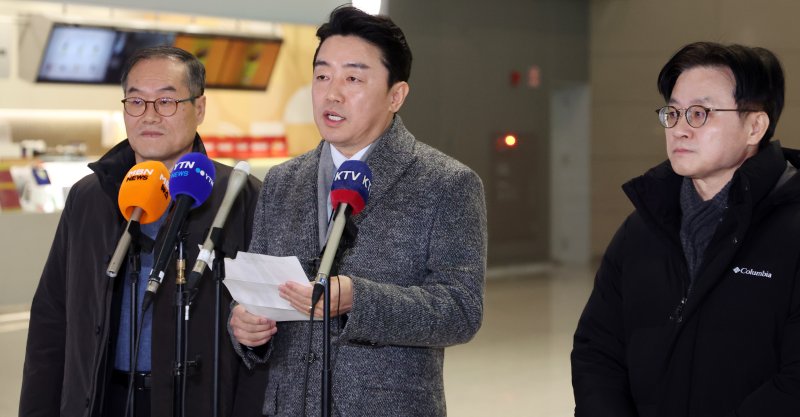 강훈식 대통령비서실장, 김정관 산업통상부 장관, 이용철 방위사업청장이 26일 오전 인천공항에서 잠수함 사업 등 방산협력 논의를 위해 캐나다로 출국에 앞서 인터뷰를 하고 있다. 2026.1.26/뉴스1 ⓒ News1 김명섭 기자