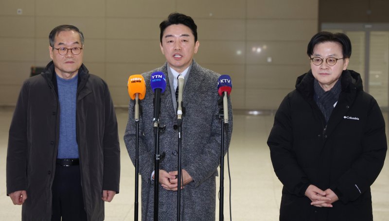 강훈식 대통령비서실장, 김정관 산업통상부 장관, 이용철 방위사업청장이 26일 오전 인천공항에서 잠수함 사업 등 방산협력 논의를 위해 캐나다로 출국에 앞서 인터뷰를 하고 있다. 2026.1.26/뉴스1 ⓒ News1 김명섭 기자