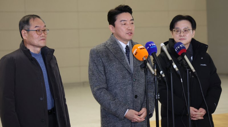 강훈식 대통령비서실장, 김정관 산업통상부 장관, 이용철 방위사업청장이 26일 오전 인천공항에서 잠수함 사업 등 방산협력 논의를 위해 캐나다로 출국에 앞서 인터뷰를 하고 있다. 2026.1.26/뉴스1 ⓒ News1 김명섭 기자