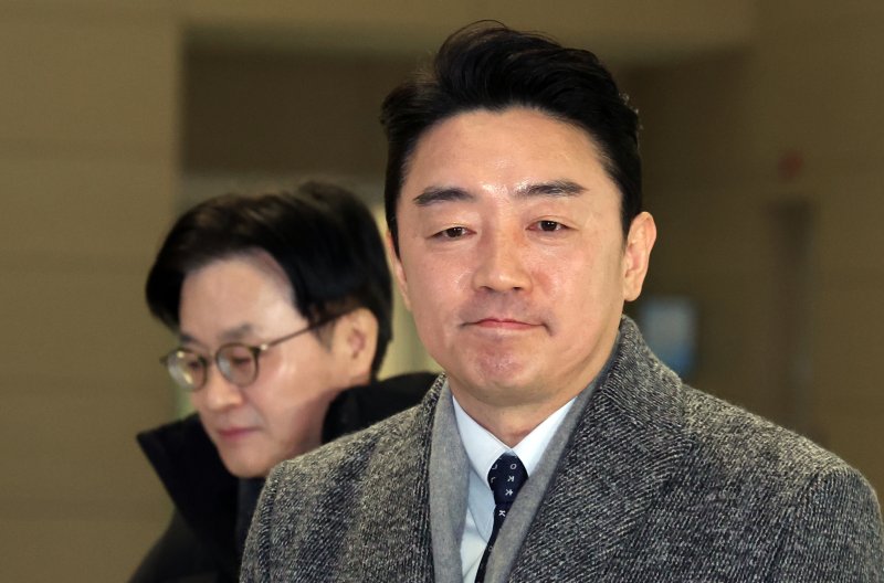 강훈식 대통령비서실장과 김정관 산업통상부 장관이 26일 오전 인천공항에서 잠수함 사업 등 방산협력 논의를 위해 캐나다로 출국하고 있다. 2026.1.26/뉴스1 ⓒ News1 김명섭 기자