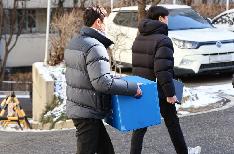 서울경찰청 공공범죄수사대 수사관들이 24일 '공천헌금 의혹'의 핵심 인물인 김경 서울시의원의 서울 강서구 화곡동 주거지를 압수수색 후 압수품을 챙겨 나서고 있다. 2026.1.24/뉴스1 ⓒ News1 김도우 기자