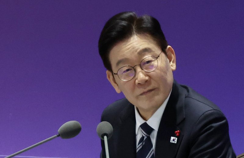 이재명 대통령이 23일 울산전시컨벤션센터에서 열린 '울산의 마음을 듣다‘ 타운홀 미팅에서 참석자의 발언을 듣고 있다. 2026.1.23/뉴스1 ⓒ News1 허경 기자