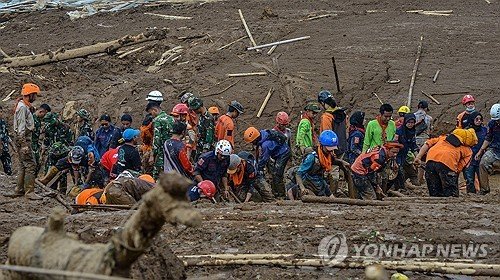 실종자 수색 중인 구조대원들 (출처=연합뉴스)