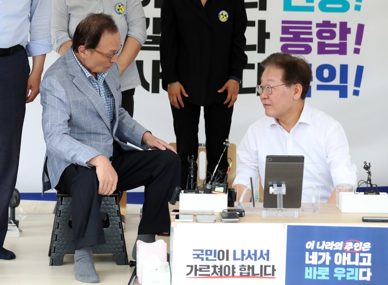 [서울=뉴시스] 이영환 기자 = 이해찬 더불어민주당 전 대표가 4일 오후 서울 여의도 국회 본청 앞 이재명 대표의 단식투쟁천막을 방문해 이 대표와 대화를 하고 있다. 2023.09.04. 20hwan@newsis.com
