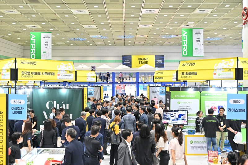 [세종=뉴시스] 한국농업기술진흥원(농진원)은 농림축산식품부로부터 위탁받아 운영하는 '2026년 농식품 벤처육성 지원사업'에 참여할 예비창업가와 창업 기업을 다음달 23일까지 모집한다고 26일 밝혔다. 사진은 지난해 진행된 2025 농식품테크 스타트업 창업 박람회 전경. (사진=농진원 제공) 2026.01.26. photo@newsis.com *재판매 및 DB 금지