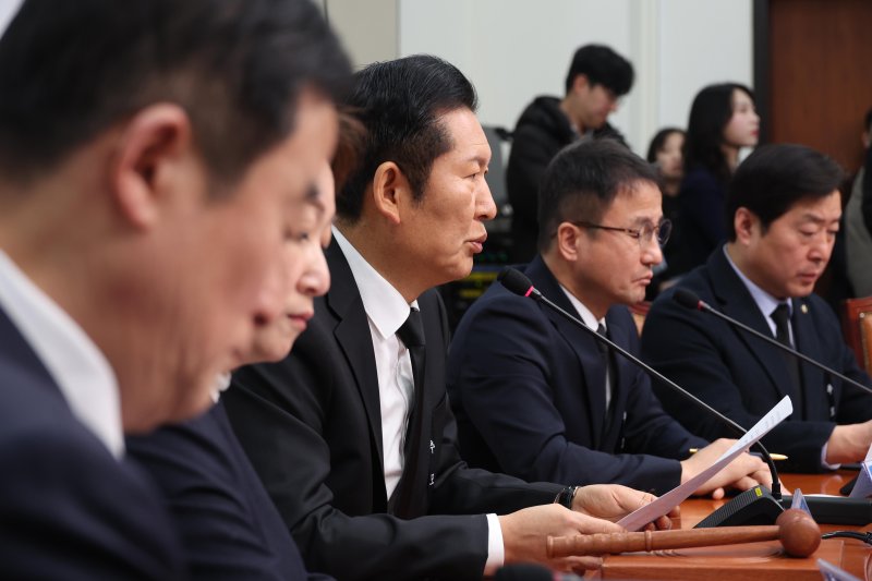 [서울=뉴시스] 조성봉 기자 = 정청래 더불어민주당 대표가 26일 오전 서울 여의도 국회에서 열린 최고위원회의에서 발언을 하고 있다.2026.01.26. suncho21@newsis.com