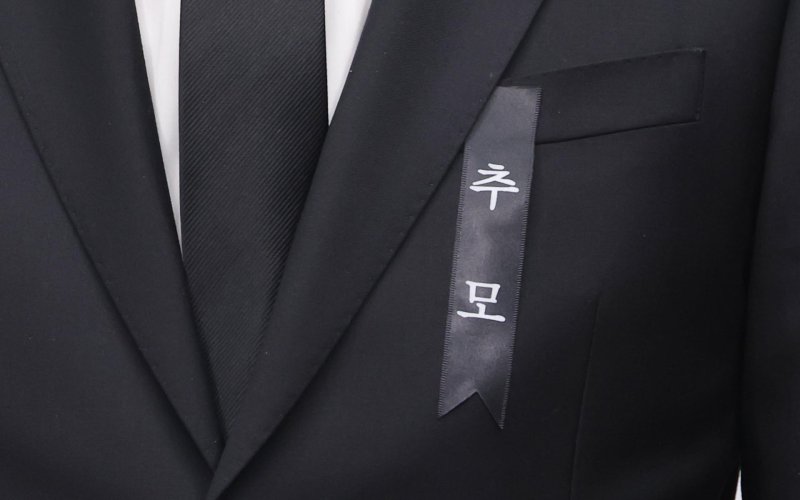 [서울=뉴시스] 조성봉 기자 = 정청래 더불어민주당 대표가 26일 오전 서울 여의도 국회에서 열린 최고위원회의에서 이해찬 민주평화통일자문회의 수석부의장을 추모하며 검은 리본을 착용하고 있다.2026.01.26. suncho21@newsis.com