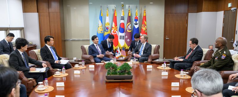 안규백 국방부장관이 26일 오전 국방부를 방문한 엘브리지 콜비 미 전쟁부 정책차관을 만나 한반도 안보정세, 핵추진잠수함, 전작권 전환 등 한미동맹 현안에 대해 논의를 나누고 있다. 국방부 제공