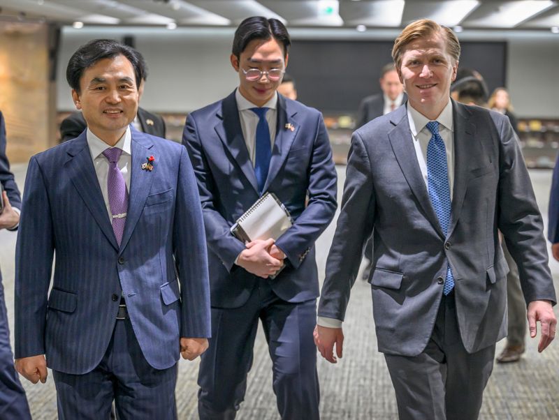 안규백 국방부장관이 26일 오전 국방부를 방문한 엘브리지 콜비 미 전쟁부 정책차관을 만나 접견장소로 이동하고 있다. 국방부 제공