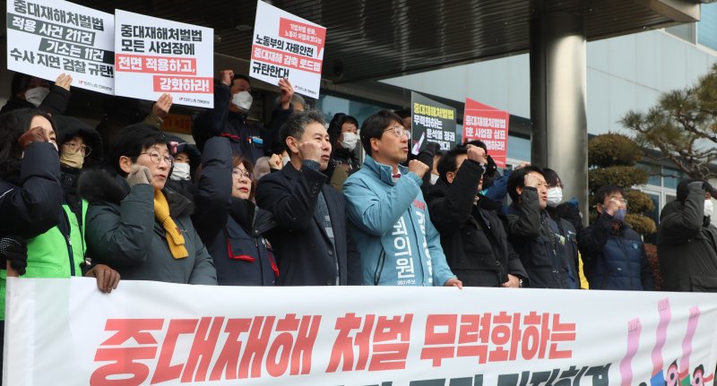 민주노총 전북본부 관계자들이 전북 전주시 고용노동부 전주지청 앞에서 중대재해 처벌 무력화 윤석열 정권 규탄 기자회견을 있다. 2023.1.26/뉴스1 ⓒ News1 유경석 기자