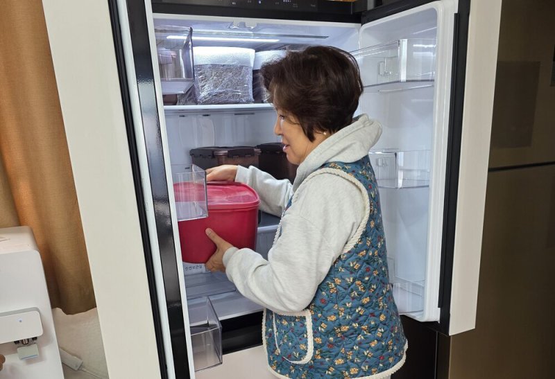 나주시가 지난해 전체 경로당 중 김치냉장고가 없는 261곳에 보급을 마치고 올해는 가스레인지를 지원해 급식 환경 개선을 추진한다. (사진=나주시 제공) photo@newsis.com