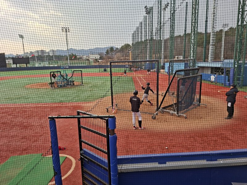 [고성(경남)=뉴시스] 신정철 기자= 경남 고성군은 지난 2025년 11월 2일부터 오는 2026년 3월 31일까지 야구·수영·역도·축구·태권도·씨름·농구·양궁·육상 등 9개 종목, 262개 팀, 6300여 명이 동계전지훈련에 참여할 예정이리고 26일 밝혔다.사진은 경남 김해고 야구부 훈련 모습.(사진=고성군 제공).2026.01.26. photo@newsis.com *재판매 및 DB 금지