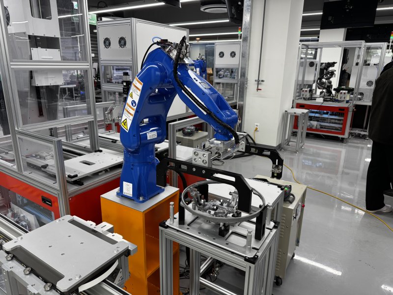 [서울=뉴시스] 심지혜 기자= 전북대에 마련된 전북 피지컬AI 실증랩에 마련된 자동화 로봇. 20260126