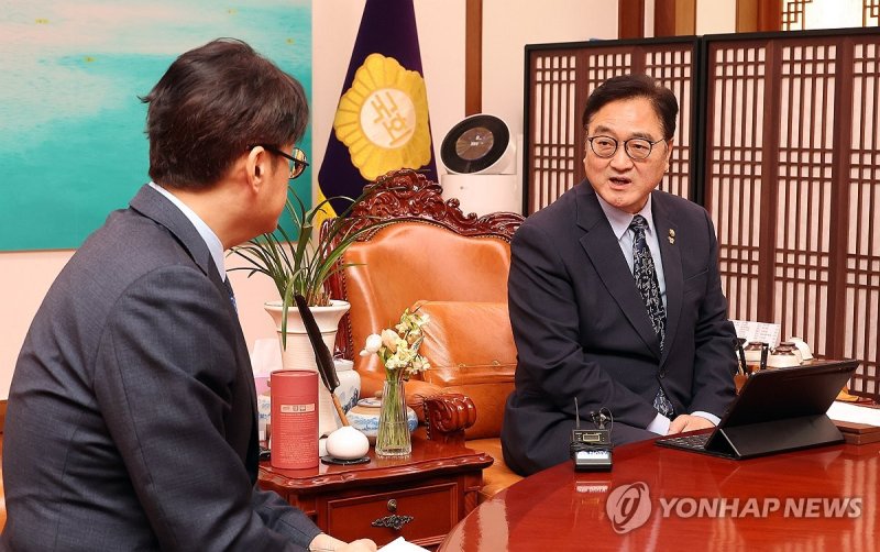 얘기 나누는 우원식 국회의장-홍익표 정무수석 (출처=연합뉴스)