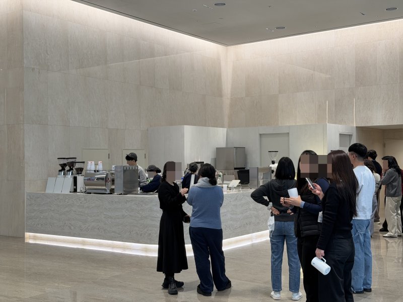 [서울=뉴시스] 김민성 기자 = 삼양식품 신사옥 1층 로비 카페에서 커피를 기다리는 직원들 모습. 2026.01.26. kms@newsis.com. *재판매 및 DB 금지