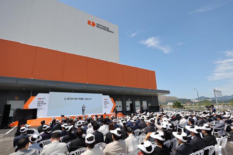 [서울=뉴시스] 김정수 삼양식품 부회장이 11일 경남 삼양식품 밀양캠퍼스에서 열린 밀양 제2공장 준공식에 참석해 발언하고 있다. (사진=삼양식품 제공) 2025.06.11. photo@newsis.com *재판매 및 DB 금지