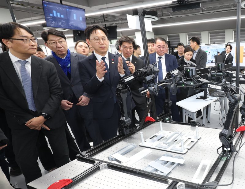 배경훈 부총리 겸 과학기술정보통신부 장관이 지난 1월 전북대학교 피지컬AI 실증랩 개소식에 참석해 시설을 살펴보고 있다. 뉴스1