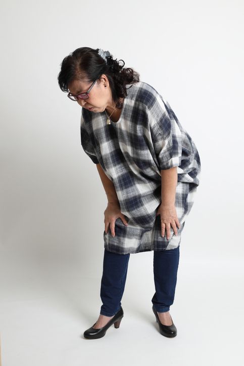 척추관협착증의 대표적인 증상은 신경인성 파행이다. 조금만 걸어도 다리가 저리고 당기는 통증이 나타나며, 앉거나 허리를 구부리면 통증이 완화되는 것이 특징이다. /게티이미지뱅크