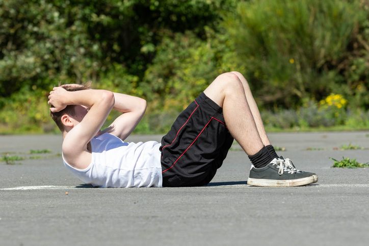 윗몸일으키기는 복근과 등의 코어 근육을 강화에 효과적인 운동이지만 척추관 협착증 환자에게는 증상을 악화시킬 수 있어 주의가 필요하다. 상체를 일으키는 동작에서 허리에 강한 압박이 가해지고, 디스크와 척추관에 과도한 부담을 주어 신경 압박을 악화시킬 수 있기 때문이다. /게티이미지뱅크
