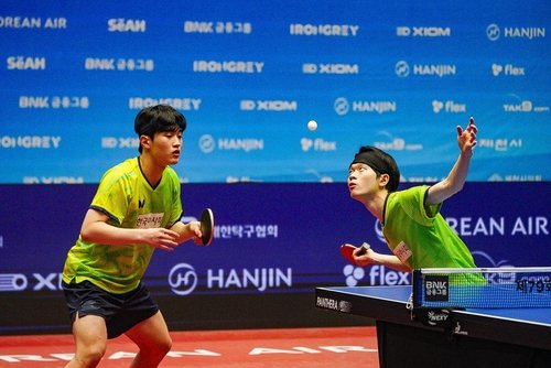 탁구 종합선수권 남자복식 우승을 차지한 우형규(오른쪽)와 최지욱 (출처=연합뉴스)