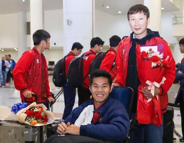 제자의 휠체어를 끄는 김상식 감독(오른쪽).뉴스1