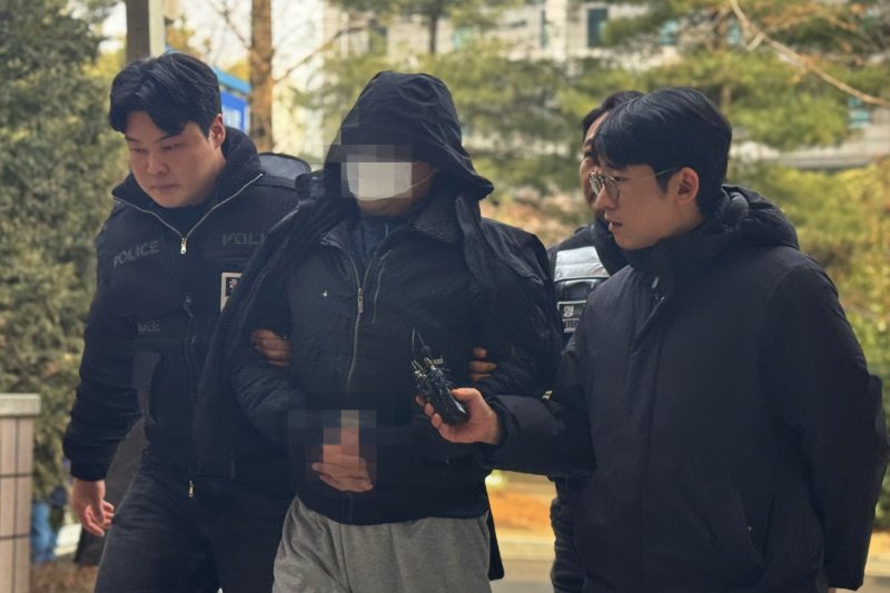 인천에서 노모를 폭행해 숨지게 한 혐의를 받는 딸과 방조 혐의를 받는 사위가 구속 심사를 받기 위해 26일 오후 인천지법에 출석했다.2026.1.26/뉴스1 ⓒ News1 박소영 기자