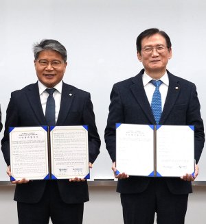 장충모 전남개발공사 사장(왼쪽)과 김홍연 한전KPS 사장이 26일 한전KPS 본사에서 정부 정책인 신재생에너지로의 대전환 및 탄소중립 실현을 위한 신재생에너지 사업 협력 협약을 체결한 뒤 기념촬영을 하고 있다. 전남개발공사 제공