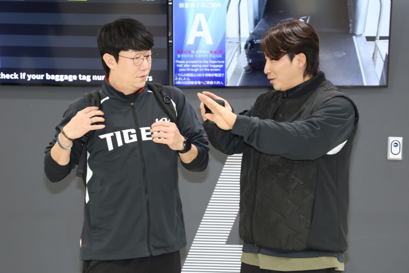 김포항공에서 만난 양현종(왼쪽).KIA 타이거즈 제공