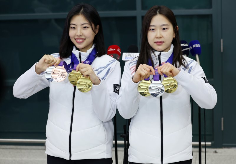 스피드스케이팅 김민선(오른쪽)과 이나현이 제9회 하얼빈 동계아시안게임 출전을 마치고 12일 오후 인천국제공항을 통해 귀국해 기념사진을 찍고 있다.뉴스1