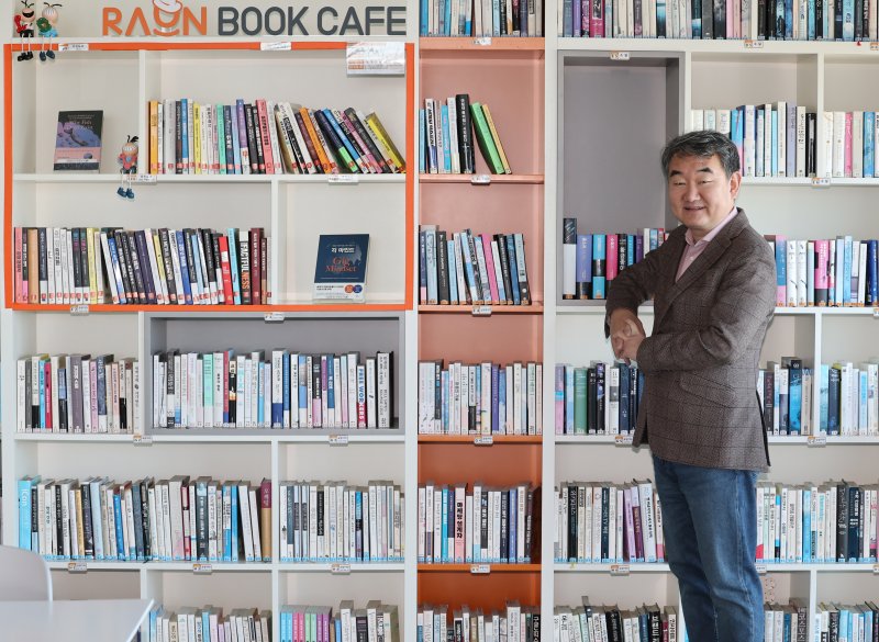 [서울=뉴시스] 배훈식 기자 = 이순형 라온시큐어 이사회 의장이 22일 오후 서울 영등포구 라온시큐어 사무실에서 뉴시스와 인터뷰 전 포즈를 취하고 있다. 2026.01.22. dahora83@newsis.com