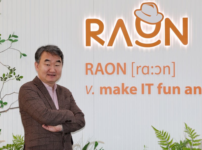 [서울=뉴시스] 배훈식 기자 = 이순형 라온시큐어 이사회 의장이 22일 오후 서울 영등포구 라온시큐어 사무실에서 뉴시스와 인터뷰 전 포즈를 취하고 있다. 2026.01.22. dahora83@newsis.com