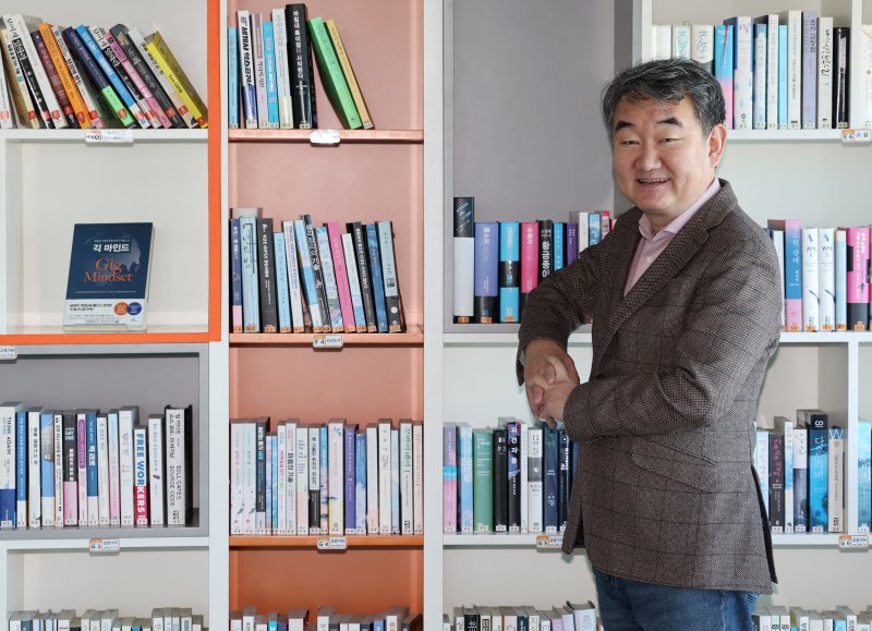 [서울=뉴시스] 배훈식 기자 = 이순형 라온시큐어 이사회 의장이 22일 오후 서울 영등포구 라온시큐어 사무실에서 뉴시스와 인터뷰 전 포즈를 취하고 있다. 2026.01.22. dahora83@newsis.com