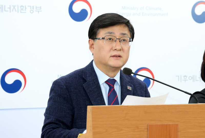 김성환 기후에너지환경부 장관이 26일 세종시 정부세종청사에서 전력수급기본계획을 발표하고 있다. 김장관은 재생에너지와 원전 중심의 전력 운영이 필요하다고 강조하며 신규원전 건설을 계획대로 추진한다고 밝혔다. 2026.1.26/뉴스1 ⓒ News1 김기남 기자