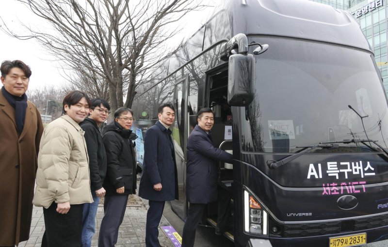 26일 'AI특구버스' 탑승식 행사 (출처=연합뉴스)