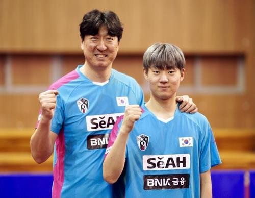 오상은 탁구 남자대표팀 감독(왼쪽)과 아들 오준성 (출처=연합뉴스)