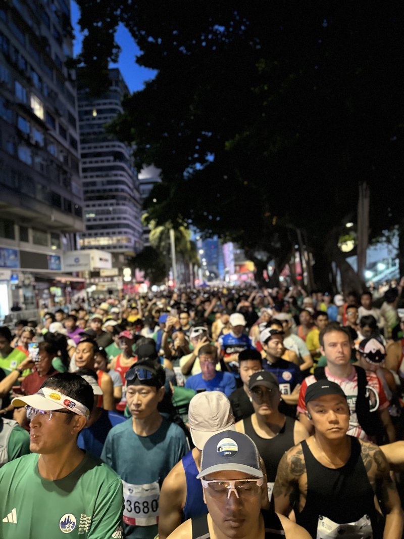 2026 스탠다드차타드 홍콩 마라톤 풀코스 참가자들이 출발선에 도열한 모습. 2026.1.18/뉴스1 ⓒ News1 이상휼 기자