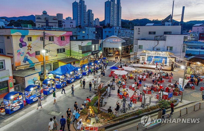 손님들로 북적이는 동해 동쪽바다중앙시장 주말 야시장 (출처=연합뉴스)