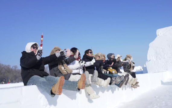 2025년 춘절 기간 중국 산시성 연안에서 열린 ‘글로벌 청년 이중언어 사회자 연안 방문 프로그램’에 참가한 각국 청년들이 현장 취재와 콘텐트 제작 활동을 진행하고 있다. 이번 일정에는 중국·한국·일본 등 10여 개국에서 온 20여 명이 참여했다. CMG