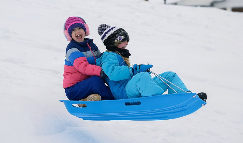 [프레더릭=AP/뉴시스] 26일(현지 시간) 미 메릴랜드주 프레더릭 시퍼스타트 박물관 주변 언덕에서 눈썰매를 타는 어린이들이 공중 부양하고 있다. 2026.01.27.